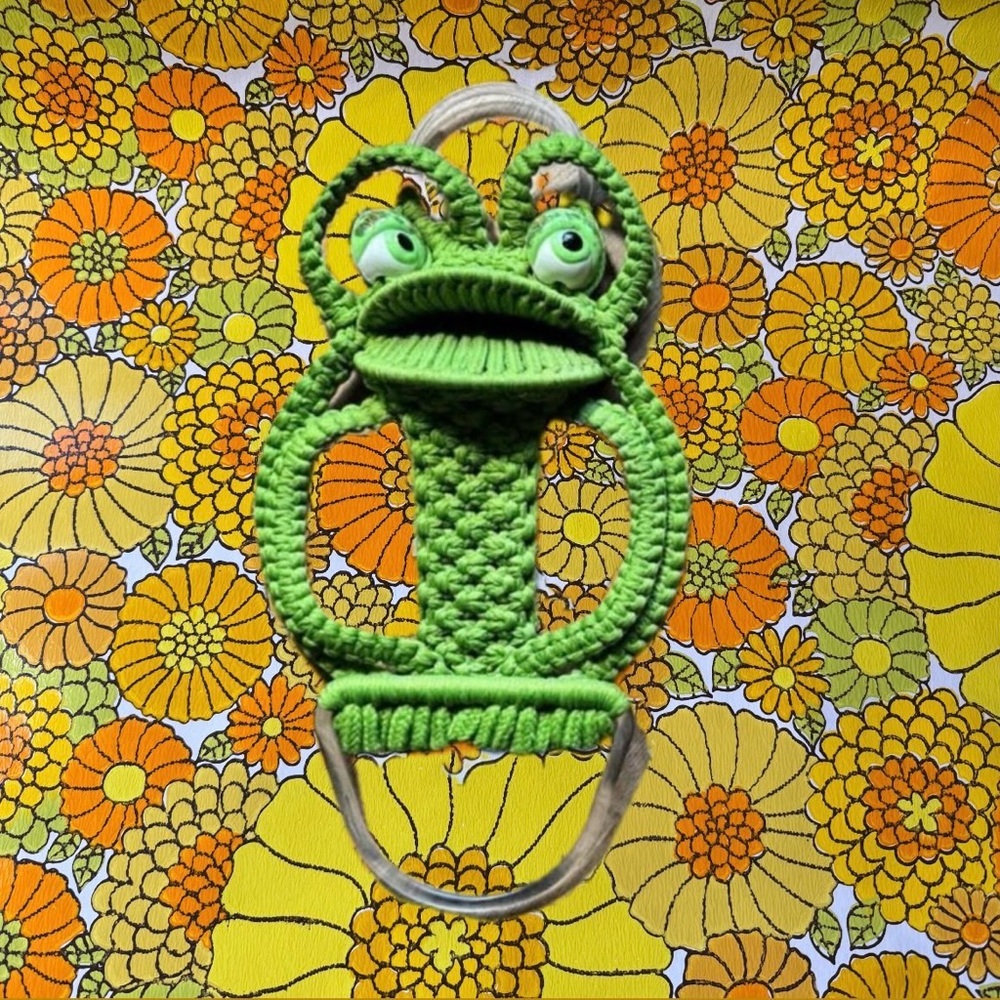 Vintage 70s Macrame Frog Towel Holder, green, faux bamboo rings on one